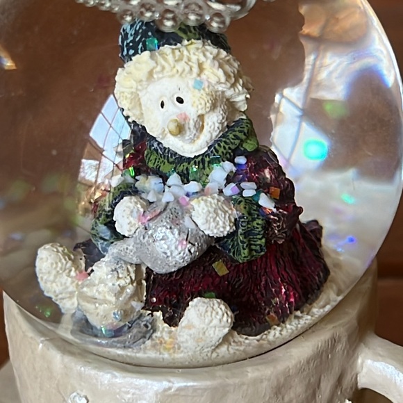 BOYDS BEARS & FRIENDS Miniature Snow Woman with Penguin Snow Globe - Picture 2 of 11